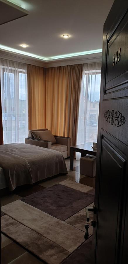 Khrchit Hotel Martuni Екстериор снимка