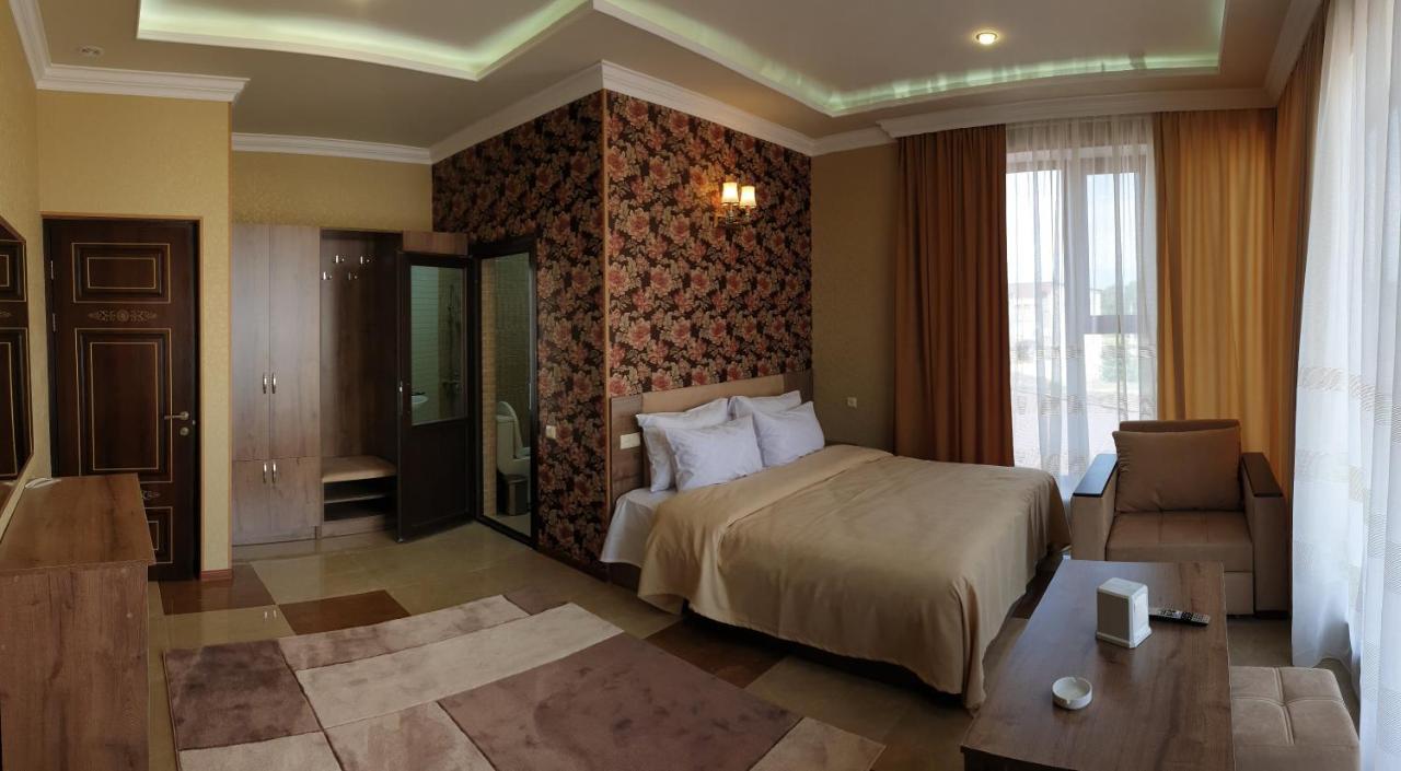 Khrchit Hotel Martuni Екстериор снимка